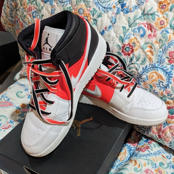 Jordan 1s Mid Size 7Y - Picture 2 of 4